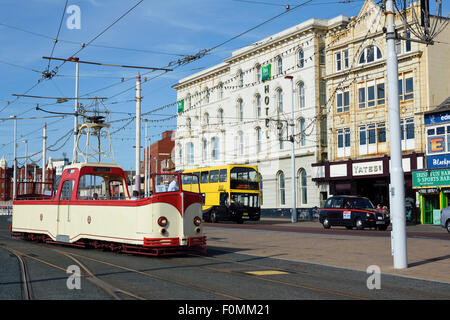 Vintage rouge et de crème ouvert à un seul étage surmonté tram descendant la promenade de Blackpool, Lancashire Banque D'Images