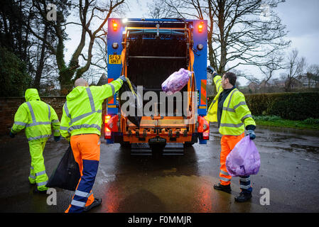 'Bin' Conseil hommes collecte des déchets dans les régions rurales de l'Écosse. Banque D'Images