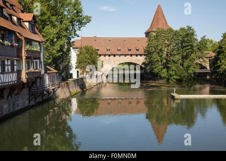 Kettensteg pont des Chaînes et mur de la ville, Nuremberg, Bavière, Allemagne Banque D'Images