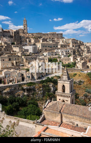 À la recherche sur la ville de Matera pour le Duomo de San Pietro le Dodici Lune dans le premier plan, Basilicate, Italie Banque D'Images