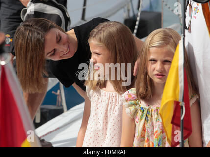 L'Espagne Reine Letizia et Princesses Leonor (R) et Sofia posent pendant leurs vacances d'été à Majorque Banque D'Images