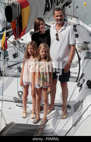 L'Espagne Felipe, Roi de la Famille Royale la Reine et la Princesse Letizia Leonor posent pendant leurs vacances d'été à Majorque Banque D'Images