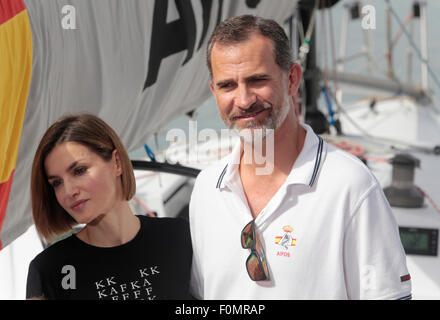 L'Espagne et la Reine Roi Royals Felipe Letizia posent sur un voilier pendant leurs vacances d'été à Majorque Banque D'Images