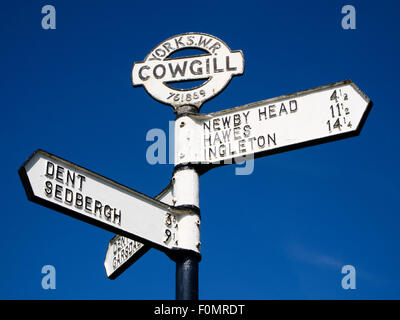 Old West Yorkshire Riding à Signpost Cowgill en Angleterre Cumbria Dentdale Yorkshire Dales Banque D'Images