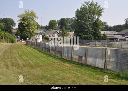 Modlareuth, Allemagne. Août 13, 2015. L'ex-RDA mur frontière à l'ancienne Inner-German frontière entre l'Allemagne de l'Ouest et dans la région de Moedlareuth, centre de l'Allemagne, le 13 août 2015. Moedlareuth, nommé 'peu de Berlin', était le symbole d'un village divisé le long de la frontière entre l'Est et l'ouest de l'Allemagne. La frontière courut droit à travers le petit village. © Jakub Strihavka/CTK Photo/Alamy Live News Banque D'Images