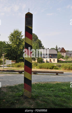 Modlareuth, Allemagne. Août 13, 2015. L'ex-RDA à la colonne frontière ancienne Inner-German frontière entre l'Allemagne de l'Ouest et dans la région de Moedlareuth, centre de l'Allemagne, le 13 août 2015. Moedlareuth, nommé 'peu de Berlin', était le symbole d'un village divisé le long de la frontière entre l'Est et l'ouest de l'Allemagne. La frontière courut droit à travers le petit village. © Jakub Strihavka/CTK Photo/Alamy Live News Banque D'Images