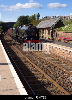 Le Fellsman tiré par 46115 Scots Guardsman passant Station Dent Dentdale Yorkshire Dales Cumbria England Banque D'Images