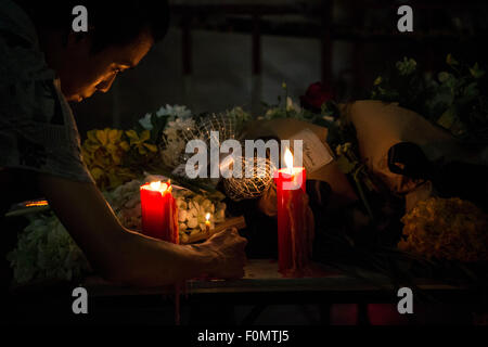 Bangkok, Thaïlande. Août 18, 2015. Les gens allument des bougies à l'extérieur de l'Erawan Shrine, 24 heures après l'explosion mortelle à l'intersection Ratchaprasong. Le nombre de morts est passé à au moins 21 personnes et 123 ont été blessés par l'explosion meurtrière dans le centre de Bangkok la nuit dernière. Crédit : Guillaume Payen/ZUMA/Alamy Fil Live News Banque D'Images