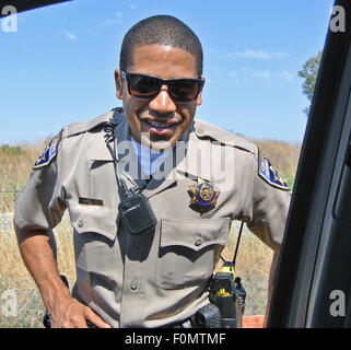 California Highway Patrol agent de police fait arrêter le trafic à Novato Californie sur la route 101 dans le comté de Sonoma Banque D'Images