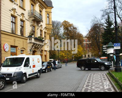 Cracovie, vue depuis la rue Szpitalna en direction de parc Planty. Banque D'Images