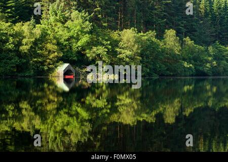 Une image prise de la célèbre à bateaux sur Loch Ard, qui se reflète dans les eaux du Loch de bas Banque D'Images
