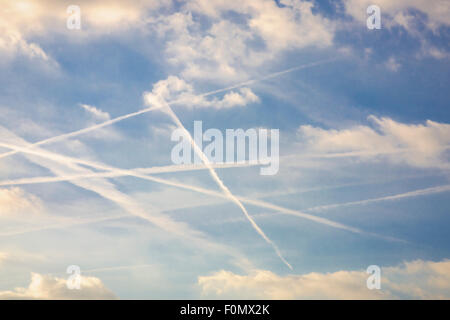 Ciel bleu avec des sentiers plan prises sur l'aéroport de Zaventem à Bruxelles Banque D'Images