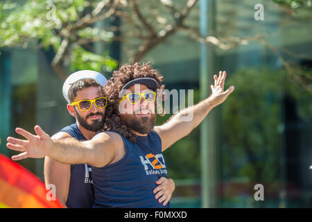 Montréal, Canada, 16 août 2015. Deux homosexuels posent à la Gay Pride Parade 2015 à Montréal. © Marc Bruxelles/Alamy Live News Banque D'Images