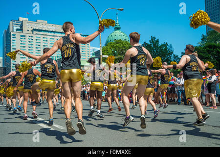 Montréal, Canada, 16 août 2015. Un groupe de danseurs de la scène gay sont à la Gay Pride Parade 2015 à Montréal. © Marc Bruxelles/Alamy Live News Banque D'Images