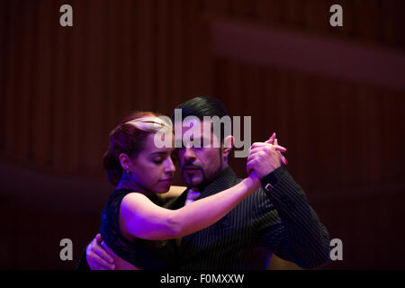 Buenos Aires, Argentine. Août 18, 2015. La concurrence dans l'danseurs Tango 'STAGE' catégorie au cours de l'épreuve de qualification du tournoi de danse de tango, dans la ville de Buenos Aires, capitale de l'Argentine, le 18 août, 2015. Sept cents des couples de 43 pays ont pris part à l'Organisation mondiale de la danse Tango tournoi dans le 'STAGE' et 'Salon Tango Tango' catégories. © Martin Zabala/Xinhua/Alamy Live News Banque D'Images