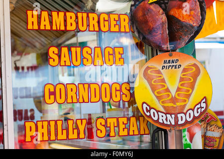 Une concession de vente de divers aliments collations à la foire de l'état de l'Ohio à Columbus, Ohio. Banque D'Images