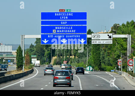 L'autoroute à péage d'autoroute française en Provence France signes du bras au-dessus de A8 montrant des itinéraires et des carrefours trafic de faible l'été Banque D'Images