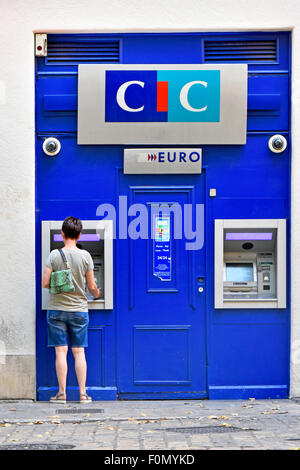 Femme à l'aide d'euros cash machine ATM en France exploité par le Crédit Industriel et Commercial (CIC) Banque Aix en Provence Provence Sud de la France Banque D'Images