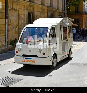Aix en Provence France electric voiture taxi ou petit bus 'La Diabline' petits prix jusqu'à 7 personnes idéal pour visiter rues étroites et beaucoup d'arrête Banque D'Images