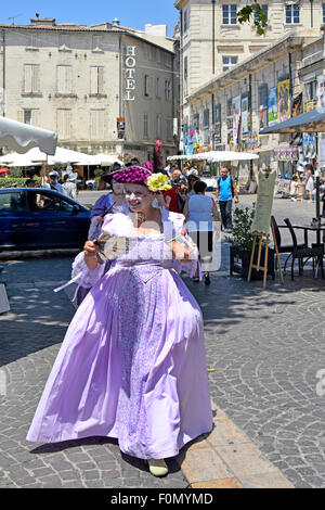 Festival d'Avignon femme artiste de scène française en costume maquillage et distribution de tracts la promotion de la comédie "La Locandiera" France Banque D'Images