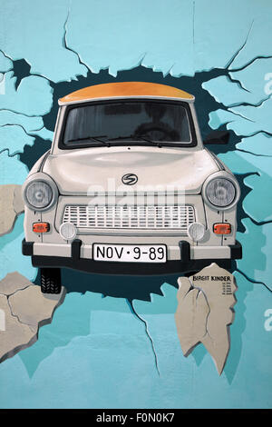 Fresque de voiture Trabant brisant au mur de Berlin East Side Gallery 7 août 2007 à Berlin. Banque D'Images