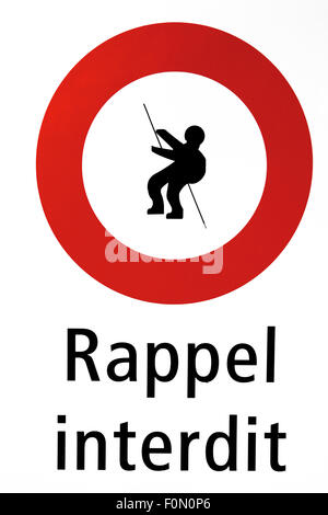 Panneau rouge disant alpinisme interdit dans ce domaine sur fond blanc, le texte est écrit en français. Rappel tous publics. Banque D'Images