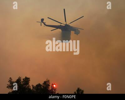 Un hélicoptère S-64 Erickson Air-Crane ignifuge gouttes sur le feu brûler complexes du Sud 30 juillet 2015 près de Hyampom, en Californie. L'incendie déclenché par la foudre a consommé environ 21 629 acres. Banque D'Images