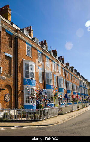 Vue verticale de maisons terrasse traditionnel en brique rouge à Weymouth, Dorset. Banque D'Images