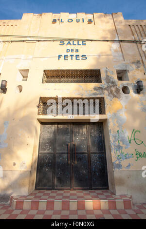 Façade de l'ancienne salle des fêtes de Saint-Louis, Sénégal 2010. L'île de Saint-Louis est un site du patrimoine de l'UNESCO. Banque D'Images