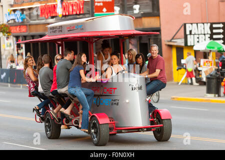 Les gens d'une pédale Vélo Parti fusée pignon inférieur sur Broadway, à Nashville, Tennessee. Banque D'Images