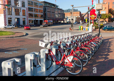 B-cycle du programme de partage de Vélos Les vélos amarré au Riverfront Station B-station à Nashville, Tennessee. Banque D'Images