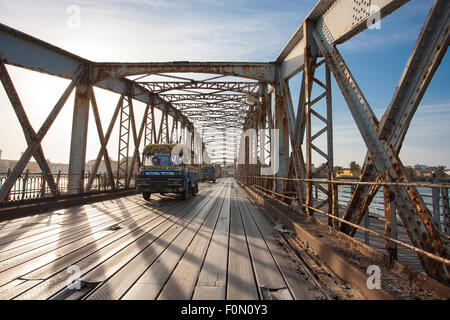 La ligne de bus traversant le pont Faidherbe à Saint Louis.Road au-dessus du fleuve Sénégal Banque D'Images