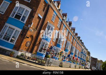 Vue horizontale de briques rouges traditionnelles maisons terrasse à Weymouth, Dorset. Banque D'Images