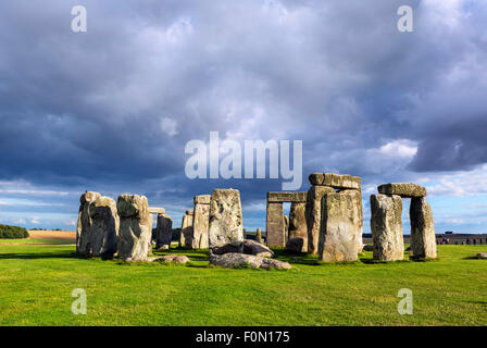 Stonehenge en fin d'après-midi soleil, près de Amesbury, Wiltshire, England, UK Banque D'Images