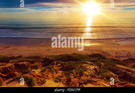 La plage de la Californie ensoleillée. Belle journée ensoleillée sur la plage. Californie du sud ocean shore Paysage. Banque D'Images