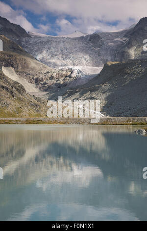 Vue imprenable sur le lac de Moiry de montagne en Valais, Suisse. Banque D'Images