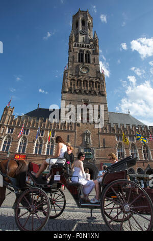 Des personnes non identifiées sur une calèche traditionnelle sur la place de l'hôtel de ville de Bruges, Belgique 2012. Banque D'Images