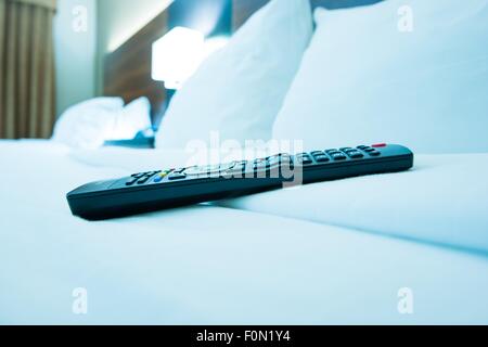 Télécommande du téléviseur dans la chambre d'hôtel. Remote sur l'hôtel Hôtel Libre. Banque D'Images