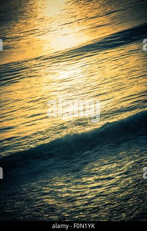 L'océan Photo ondulées Arrière-plan. Petites vagues sur l'océan Pacifique photographie verticale. Banque D'Images