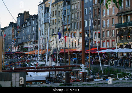 Bateaux dans le port de Honfleur Banque D'Images