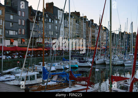 Bateaux dans le port de Honfleur Banque D'Images