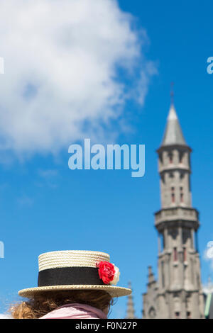 Vintage hat et fleur rouge avec l'hôtel de ville de Bruges, avec ciel bleu en arrière-plan, la Belgique. Banque D'Images