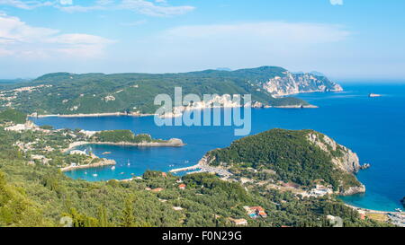Voir l'Paleokastrica à gorgus bay à Corfou en Grèce. Mer Ionienne Banque D'Images