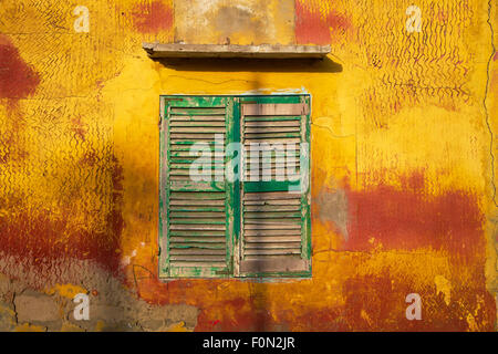 Fenêtre en bois vert et orange vintage ancienne maison de Saint Louis, Sénégal Banque D'Images