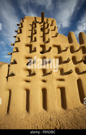 Coucher de soleil sur la mosquée de boue dans le pays Dogon sur la falaise de Bandiagara au Mali. Banque D'Images