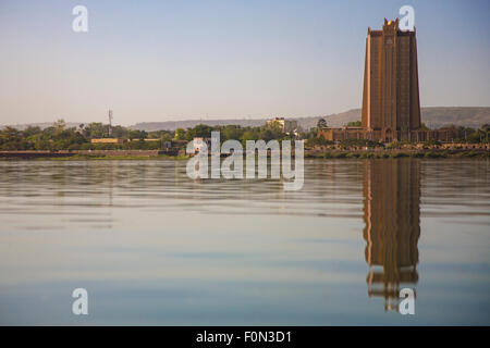 L'architecture moderne en face du fleuve Niger à Bamako avec une eau toujours claire et le reflet de l'immeuble Banque D'Images