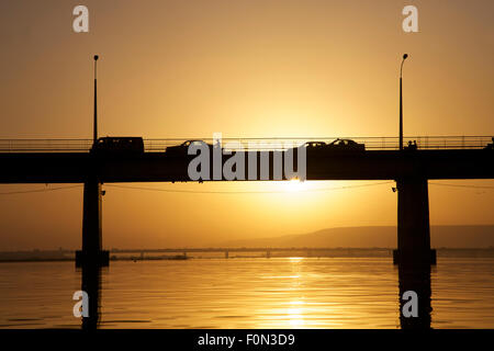 Pont Pont des martyrs à Bamako avec silhouette de camions pendant le coucher du soleil. Banque D'Images