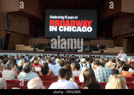 Chicago, Illinois, USA. Août 17, 2015. Dimanche, 17 août, Broadway dans Chicago ravi l'auditoire rassemblé dans le Millennium Park Chicago avec un essai de 10 comédies musicales qui seront à l'affiche dans la Windy City. Les représentations ont lieu au Pavillon Pritzker, une terrasse au coeur de Chicago. Janet Davies, journaliste sur ABC-TV était le maître de cérémonie pour la soirée. Un grand écran au-dessus de la scène ont montré la performance en direct, de sorte que les milliers de festivaliers théâtre pouvait voir le spectacle. Après l'hymne national, un hommage à Broadway a été montré à l'écran, suivie de performa Banque D'Images