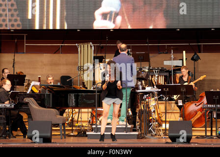 Chicago, Illinois, USA. Août 17, 2015. Dimanche, 17 août, Broadway dans Chicago ravi l'auditoire rassemblé dans le Millennium Park Chicago avec un essai de 10 comédies musicales qui seront à l'affiche dans la Windy City. Les représentations ont lieu au Pavillon Pritzker, une terrasse au coeur de Chicago. Janet Davies, journaliste sur ABC-TV était le maître de cérémonie pour la soirée. Un grand écran au-dessus de la scène ont montré la performance en direct, de sorte que les milliers de festivaliers théâtre pouvait voir le spectacle. Après l'hymne national, un hommage à Broadway a été montré à l'écran, suivi par des spectacles f Banque D'Images