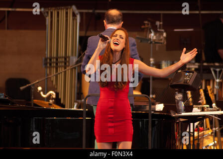 Chicago, Illinois, USA. Août 17, 2015. Dimanche, 17 août, Broadway dans Chicago ravi l'auditoire rassemblé dans le Millennium Park Chicago avec un essai de 10 comédies musicales qui seront à l'affiche dans la Windy City. Les représentations ont lieu au Pavillon Pritzker, une terrasse au coeur de Chicago. Janet Davies, journaliste sur ABC-TV était le maître de cérémonie pour la soirée. Un grand écran au-dessus de la scène ont montré la performance en direct, de sorte que les milliers de festivaliers théâtre pouvait voir le spectacle. Après l'hymne national, un hommage à Broadway a été montré à l'écran, suivi par des spectacles f Banque D'Images